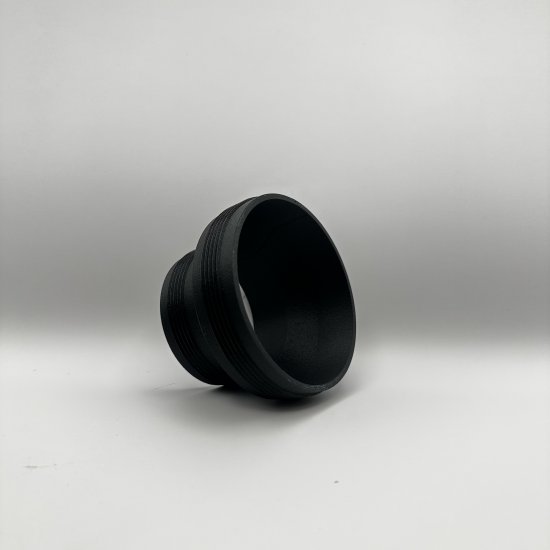 Detaljbild på gängad anslutning – eliminerar behovet av slangklämmor för en enkel och tät montering.