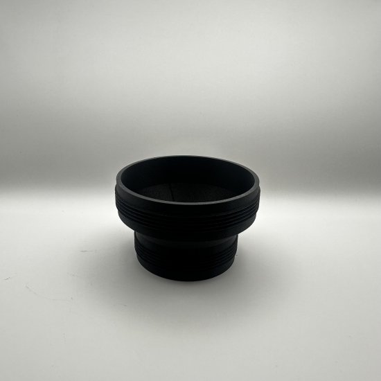 Adaptern installerad i ett luftsystem – möjliggör smidig övergång mellan 80 mm och 60 mm i trånga utrymmen eller förgreningar.